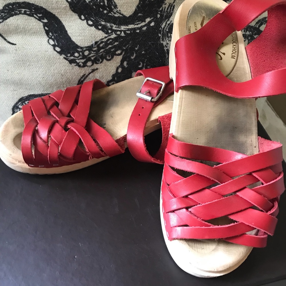 Lotta Swedish Clogs: peep toe in red size 39